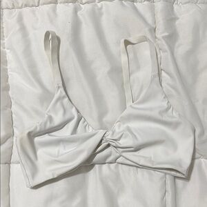 Gymshark White Sports Bra with Minimalist Design